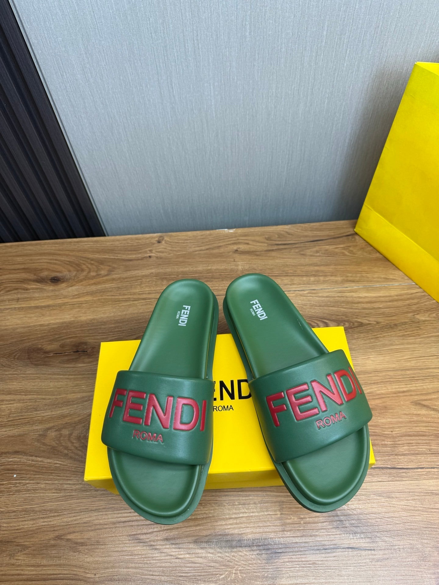 Sandales Fendi