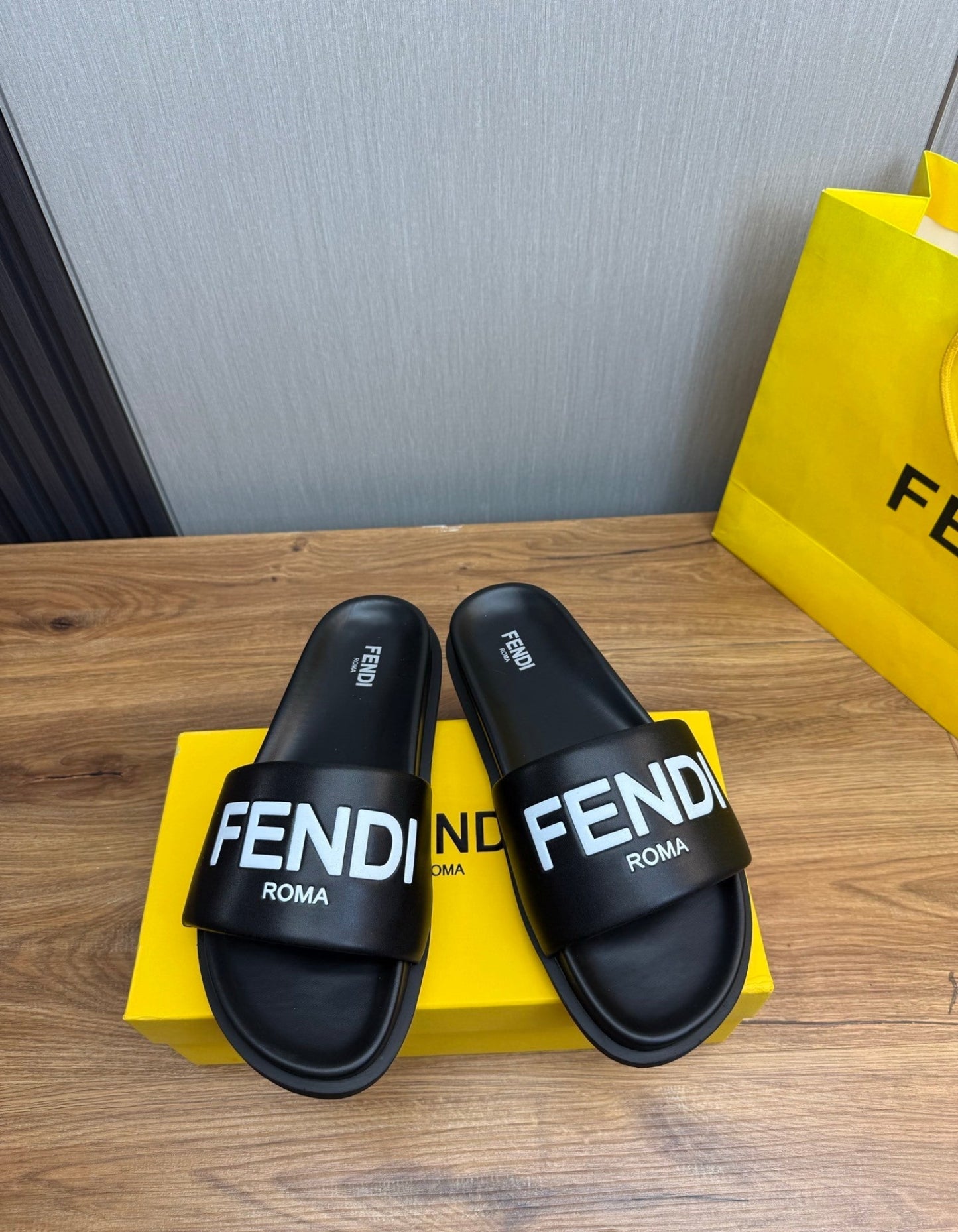 Sandales Fendi
